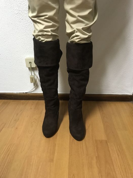 Botas Compensadas, Acima do Joelho em Ecopele Efeito Camurça 37.