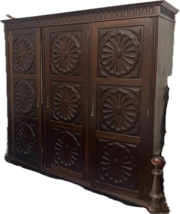 Cama, roupeiro e 2 cadeiras