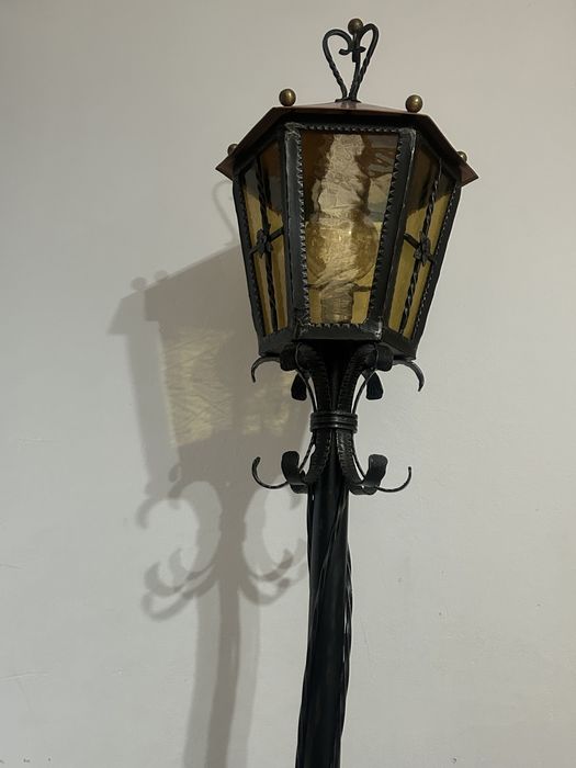 Lampa stojąca z regulacją swiatła