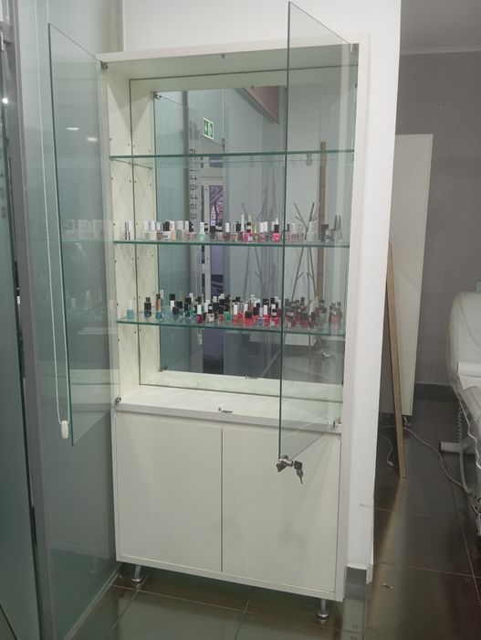 Duas vitrines de cabeleireiro em vidro