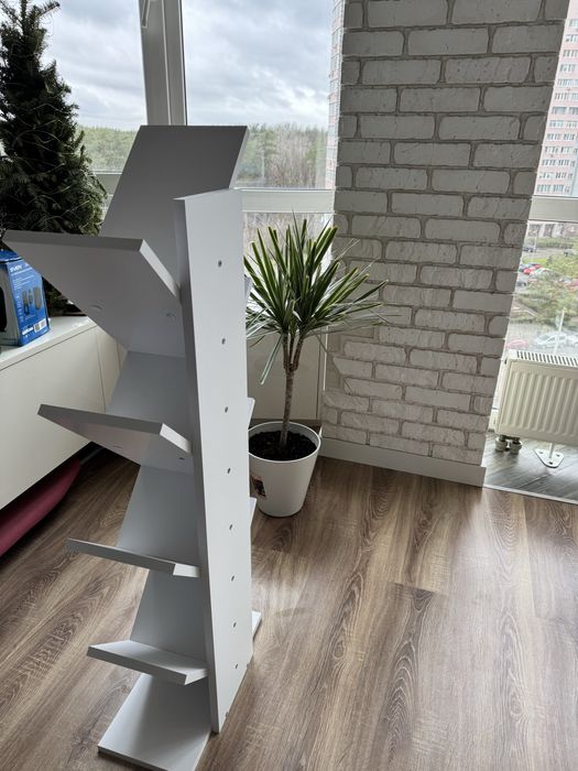 Книжкова полиця у формі дерева