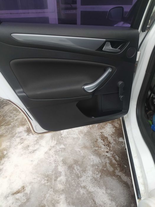 Ford Mondeo 2012.  газ бензин.