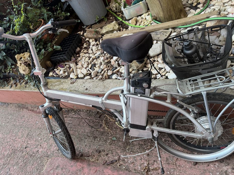 Bicicleta cinzenta electrica dobrável