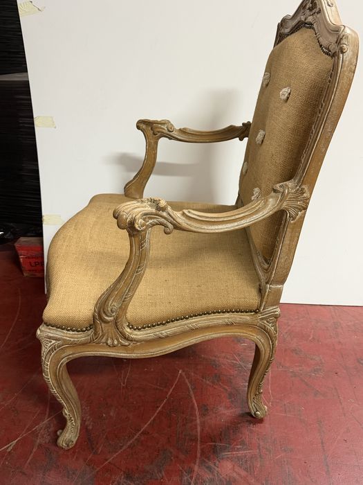 Cadeirão Bergère estilo Luís XV em madeira maciça