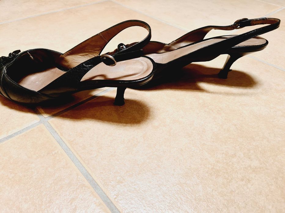 Sapato / sandália  fechada à frente