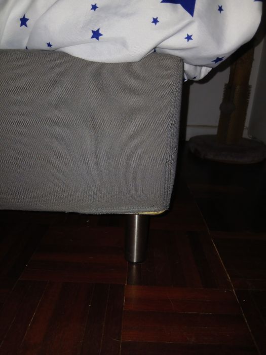 Sommier ikea 90x200 cm, com pés e forro, como novo.
