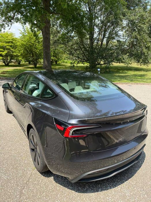 Tesla Model 3      2024
