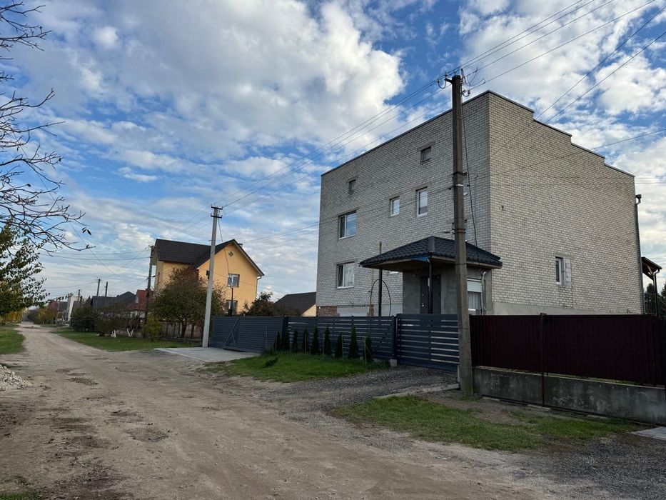 Продаж половини будинку з ремонтом в гарному районі