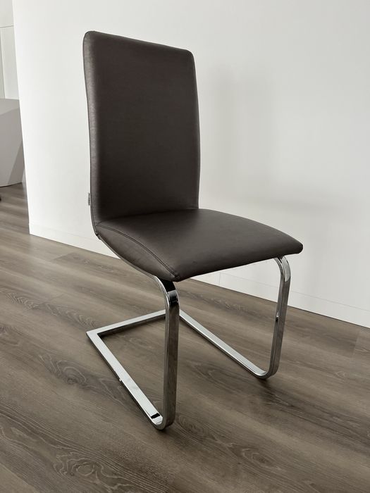 Mesa em vidro com cadeiras em pele