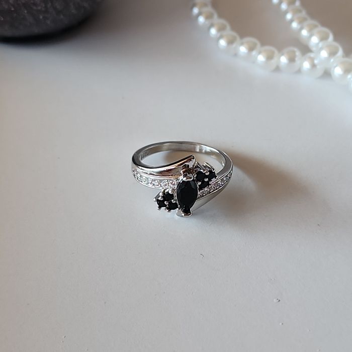 Srebrny pierścionek  z Czarna Cyrkonią