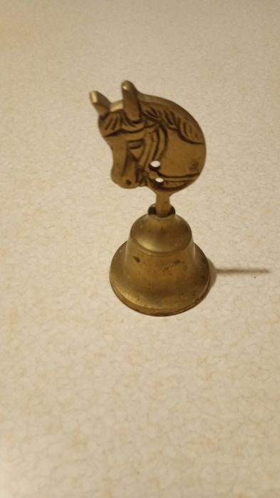 Mosiężny dzwonek z koniem