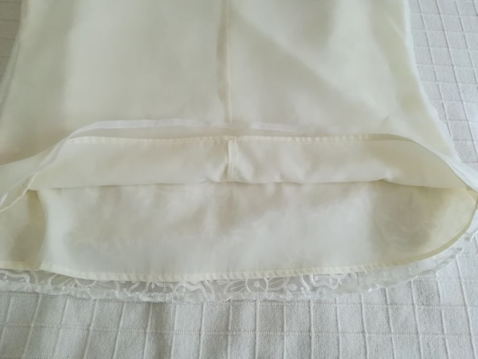 Top branco pérola clássico. Com renda.