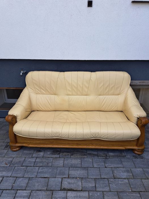 Skórzana sofa z dębowym stelażem