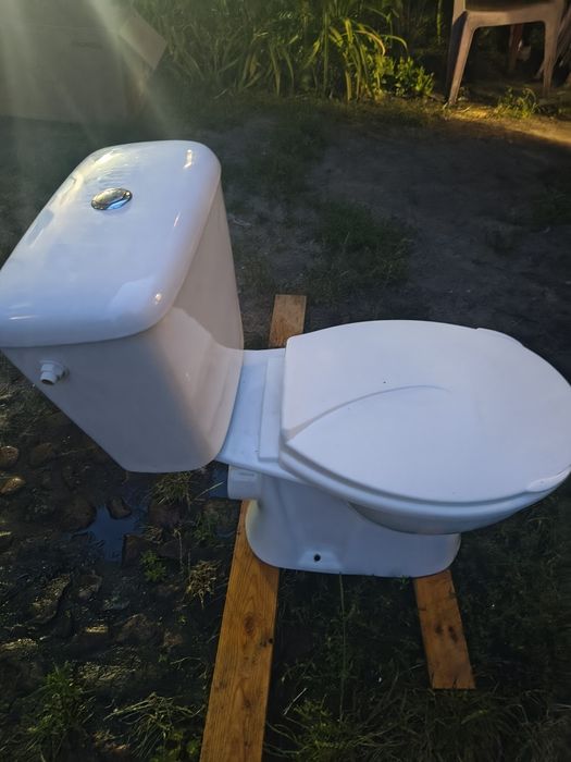 Kompakt WC sedes pionowy.