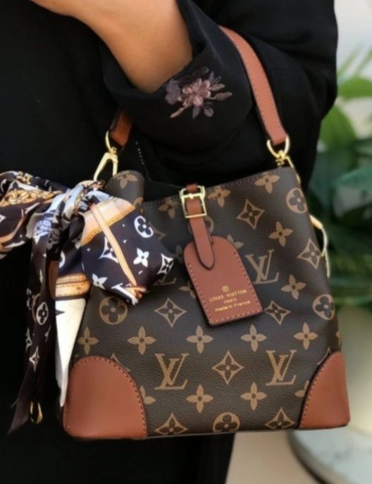 Mala Lv Louis Vuitton com lenço
