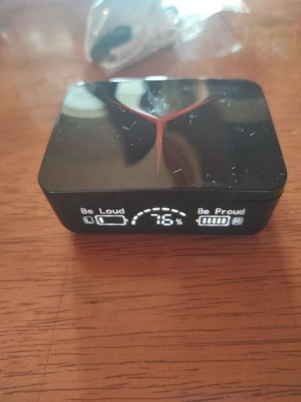 Наушники беспроводные черные с микрофоном и шумоподавлением.