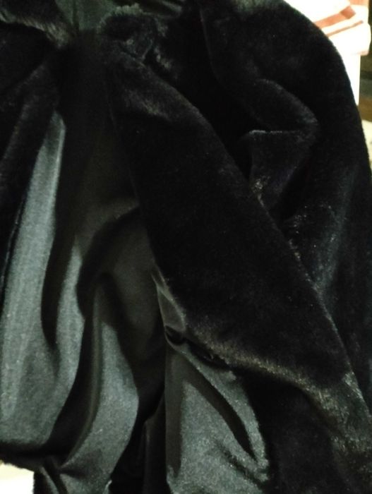 Casaco de inverno preto fofinho