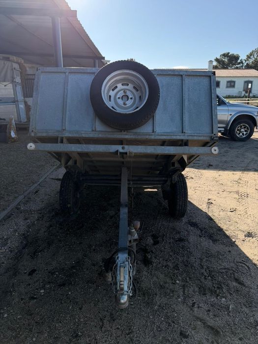 Reboque-Atrelado- Medidas 1.12 ) comprimento  medida 1.50 largura.