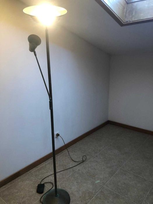 Candeeiro de pé com lâmpada de halogéneo e braço ajustável em metal .