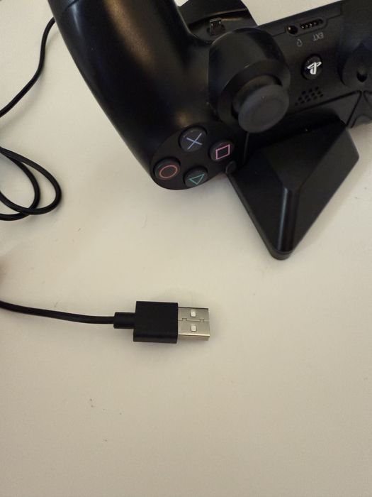 Playstation 4 com 408 GB, comando e carregador