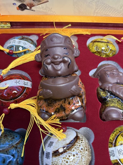 Елітний подарунковий набір китайського чаю з фігурками достатку