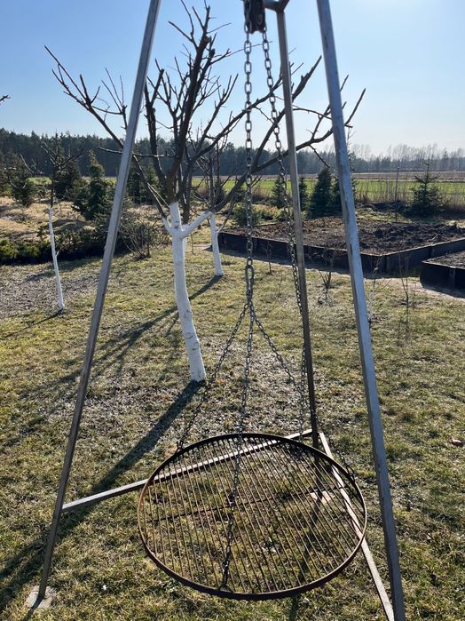 Grill ogrodowy, trójnóg