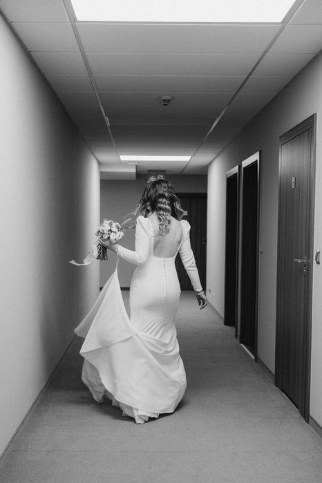 Klasyczna suknia ślubna Pronovias z długim rękawem