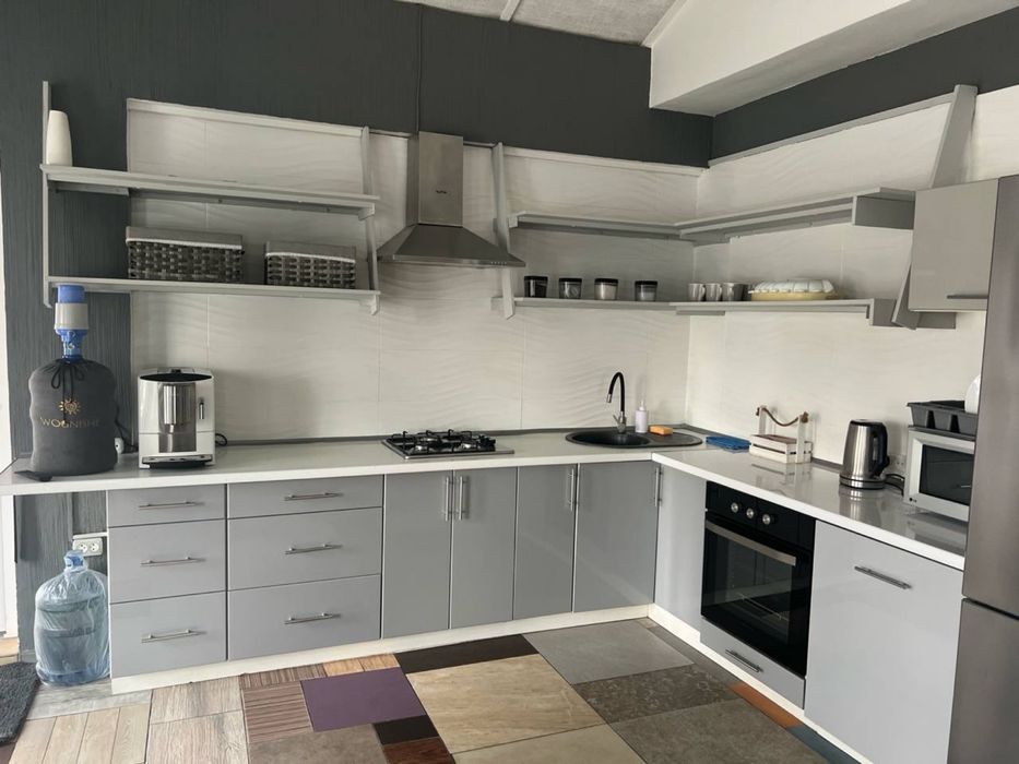 Подобова оренда великого будинку за містом з басейном з підігрівом