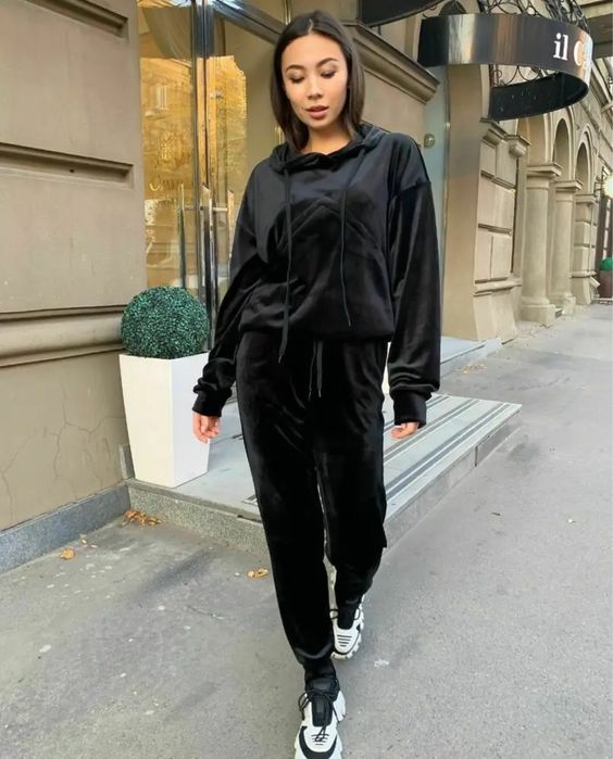 Велюровый черный костюм