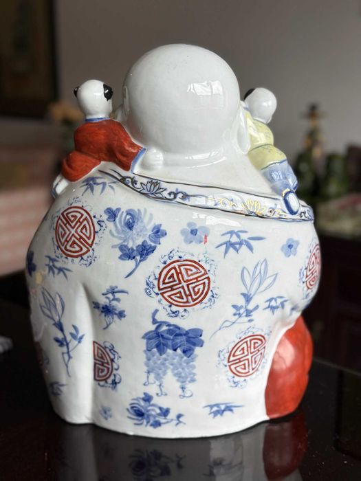 Estatueta Porcelana Chinesa — Buda Feliz com Cinco Crianças