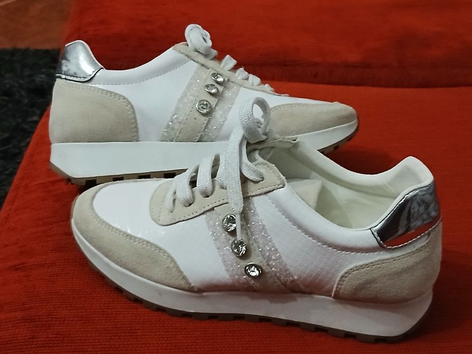 Vendo SAPATILHAS 35/36 usadas 1 vez, muito confortáveis como novas .