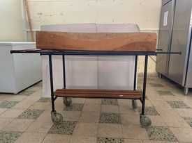 Curioso móvel de cozinha (design cópia Terence Conrad)