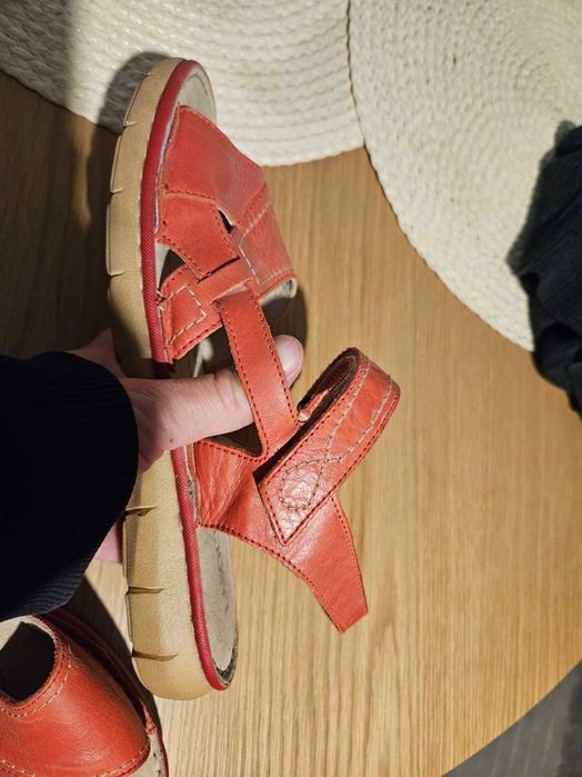 Damskie płaskie czerwone sandały Lasocki r.39