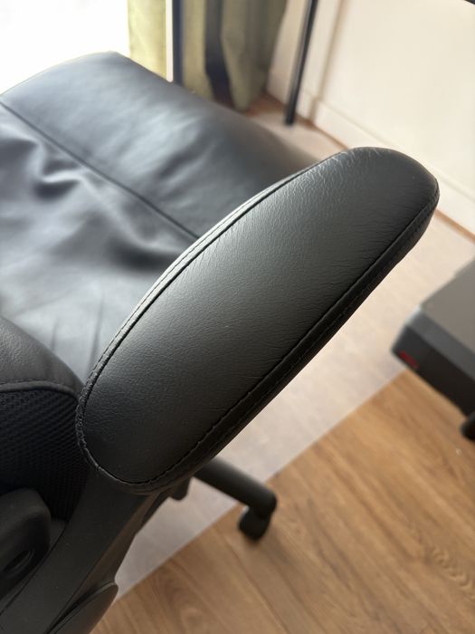 Fotel biurowy w stanie idealnym