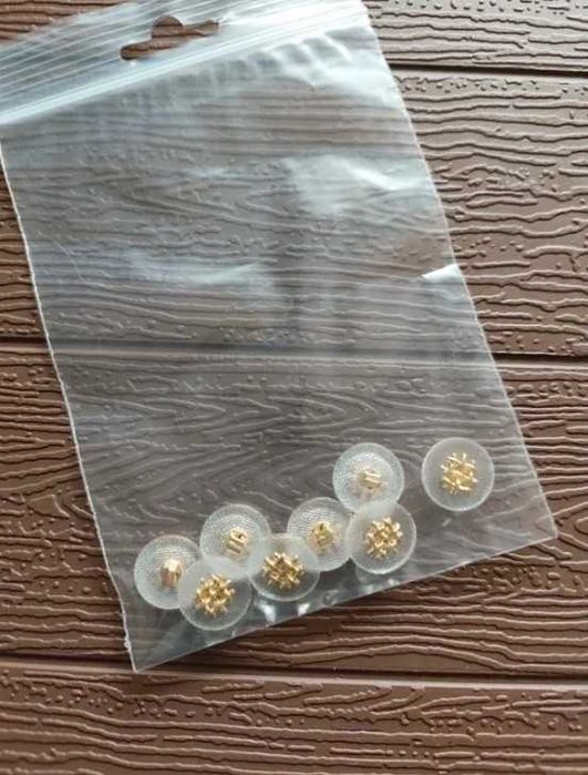 Zestaw 8 ozdobnych guzików transparentnych że złotym akcentem