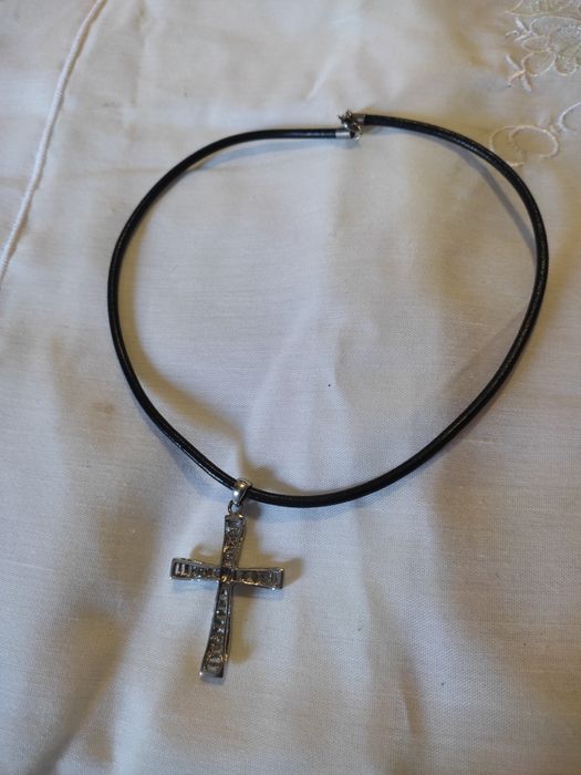 Colar cruz prata contrastada