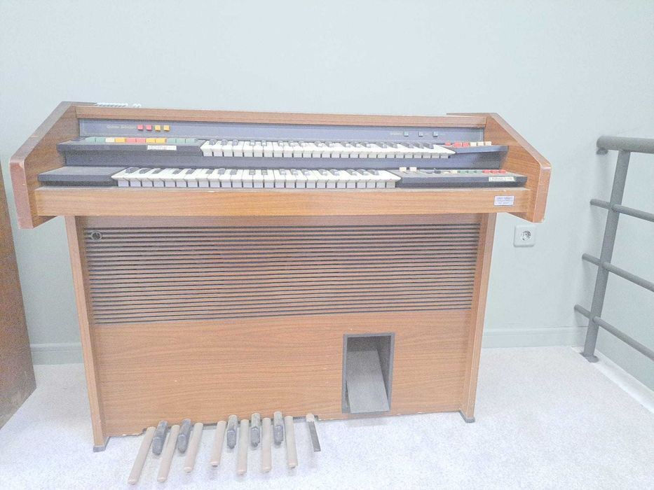 Órgão elétrico Solina B 210.