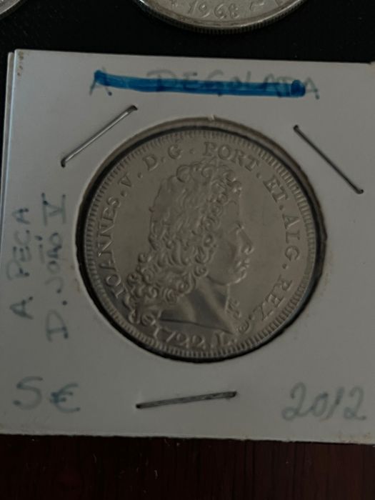 Moedas e notas variadas.