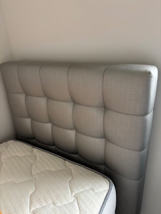 Sommier com cabeceiro e colchão