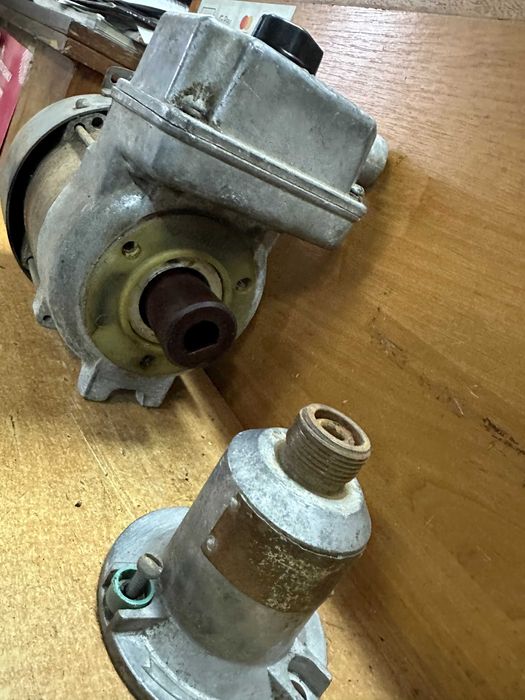 Электродвигатель строительного вибратора.