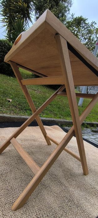 Mesa de apoio bambu dobrável com tabuleiro destacável.
Medidas: 55/42/
