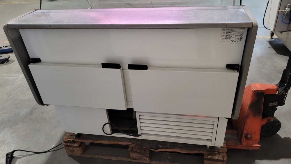 Lada, Witryna chłodnicza