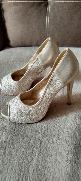 Туфлі, босоніжки