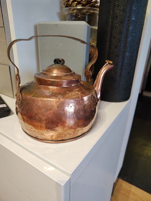 Stary miedziany czajnik starocie