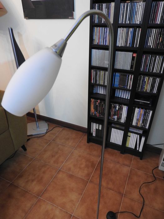 Candeeiro de pé em metal cromado