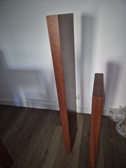 Prateleiras de madeira cor cerejeira