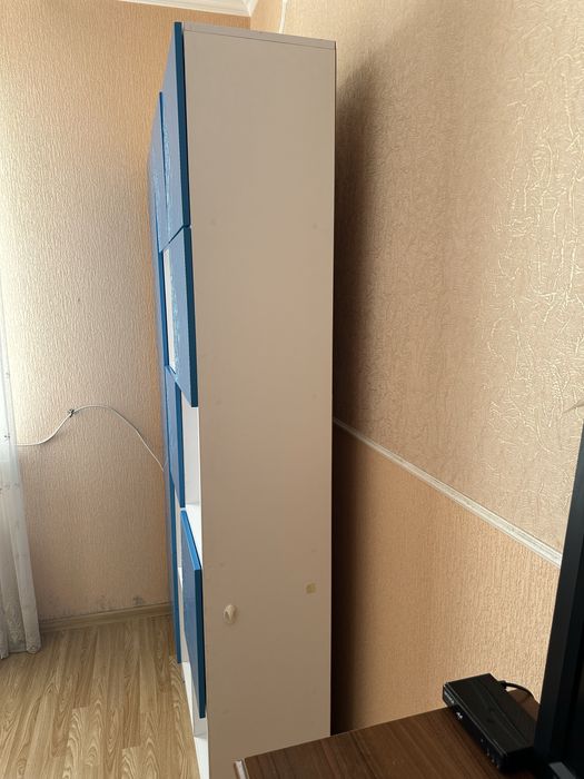 Шафа з полицями та закритими нішами