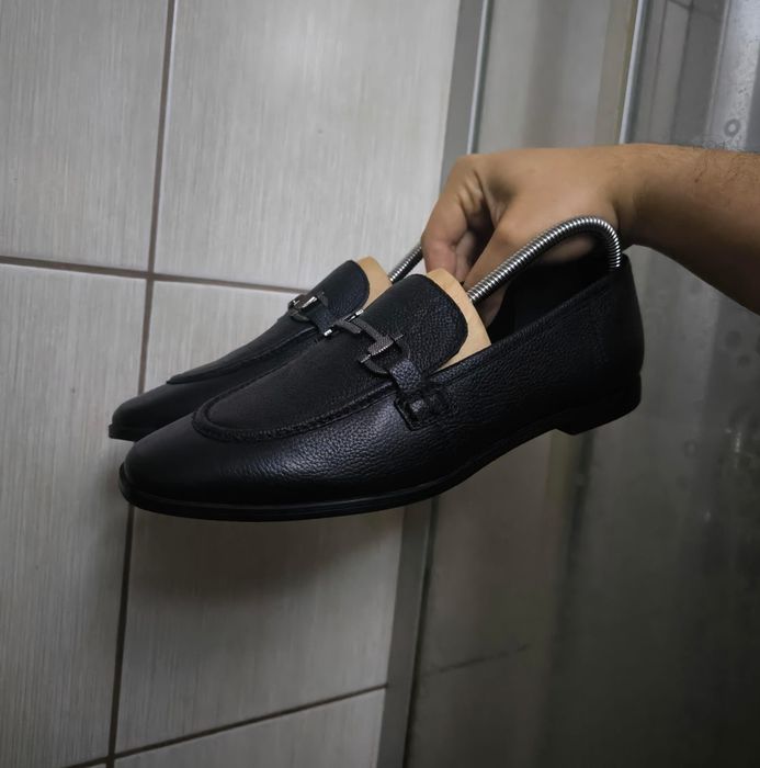Mokasyny męskie 40 eleganckie Lasocki /loafersy marki Lasocki w rozmiarze 40 w kolorze czarnym, wykonane z miękkiej skóry naturalnej o subteln