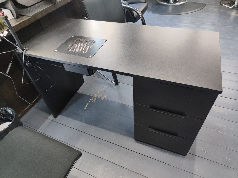 Манікюрний стіл, сухожар, фрезер, лампа, підставка для рук.