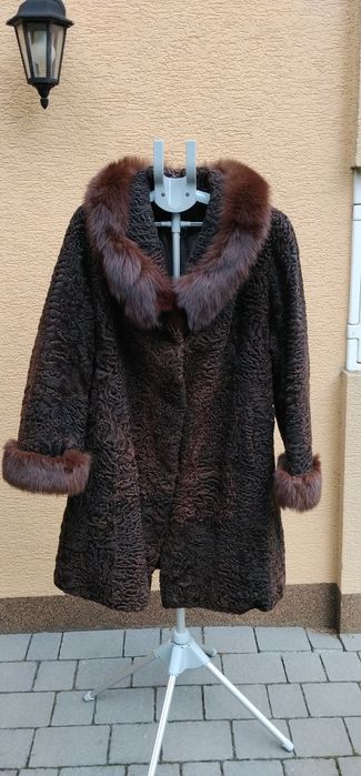 Futro z karakułów w brązowym kolorze, o długości 97 cm i szerokości 62 cm.